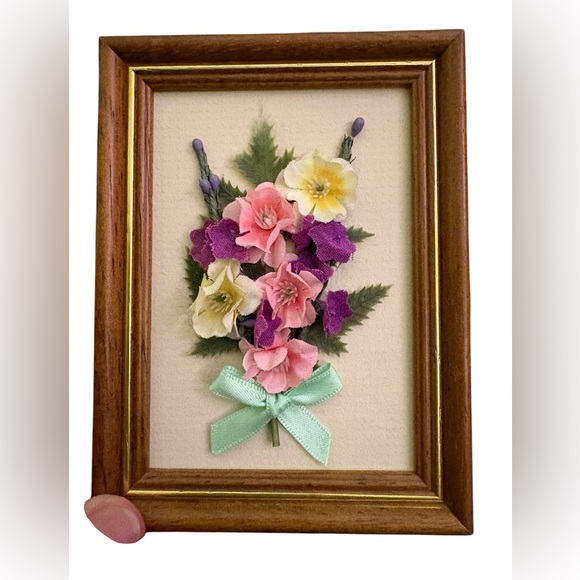 3D Floral Framed Miniature Made in Scotland 5” Tall 3.5 “ Wide Tiny Bouquet - Picture 2 of 4